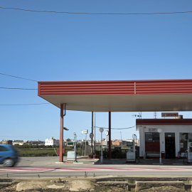 Un vehículo pasa ante una gasolinera.