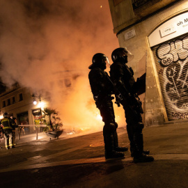 Dos antidisturbios de los Mossos d'Esquadra, apostados en una esquina tras las cargas policiales en Barcelona el pasado 18 de octubre.-EFE