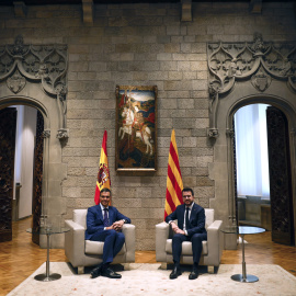 24/07/2024 - El presidente del Gobierno, Pedro Sánchez (i), se reúne con el presidente catalán en funciones, Pere Aragonès, en el Palau de la Generalitat.