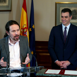 14/11/2019 - Pedro Sánchez y Pablo Iglesias en la firma del preacuerdo del Gobierno de coalición. / REUTERS - SERGIO PEREZ