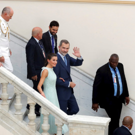 13/11/2019.- Los reyes de España, Felipe VI y Letizia abandonan una reunión con la colectividad española en el país. EFE/ Ernesto Mastrascusa