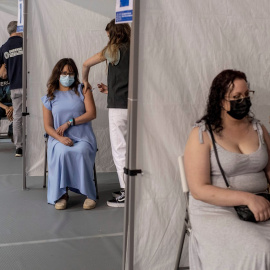 Varias personas reciben la vacuna contra el coronavirus, este miércoles en el pabellón de los deportes Paco Paz de Ourense.