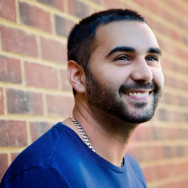 Imagen de un hombre sonriendo.