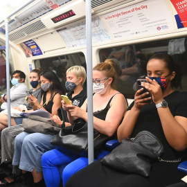 Ciudadanos en el metro de Londres, en el primer día del fin de las restricciones en Reino Unido.