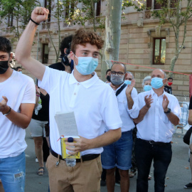 L'activista Pol Serena amb el puny alçat abans d'entrar al judici a l'Audiència de Barcelona.
