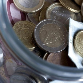 Monedas y billetes. REUTERS