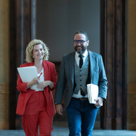 El secretario segundo del Parlament de Catalunya, Juli Fernández Olivares, y la vicepresidenta primera del Parlament de Catalunya, Raquel Sans, llegan a la Junta de Portavoces, en el Parlament de Catalunya, a 16 de julio de 2024, en Barcelona, Catalunya 
