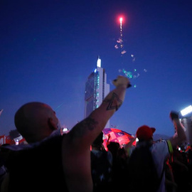 Manifestantes protestan este viernes en la Plaza Italia, rebautizada popularmente como “Plaza de la Dignidad”, en Santiago. EFE/ Alberto Valdés