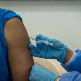 Enfermero pone una vacuna. Foto de archivo.