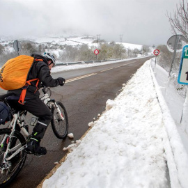 Un peregrino de Valladolid circula con su bicicleta por el kilómetro 10 de la carretera LU-663. EFE/Eliseo Trigo