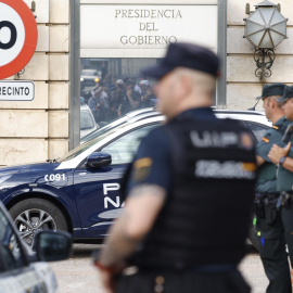 Agentes de la Guardia Civil y la Policía Nacional montan guardia en el exterior del Palacio de la Moncloa, a 30 de julio de 2024.