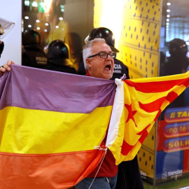 Un dels manifestants del CDR en el moment en què els Mossos l'han desallotjat de l'estació de Sants. EFE / TONI ALBIR