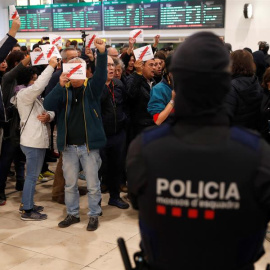 La concentració dels CDR a l'estació de Sants. EFE / TONI ALBIR.