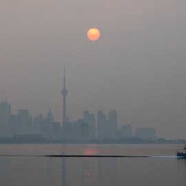 El sol amanece en Toronto cubierto del humo de los incendios que se están produciendo en Canáda