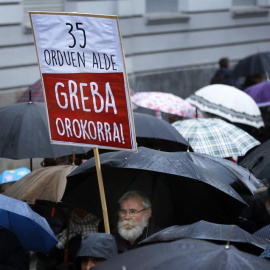 16/11/2019.- Varios cientos de personas se manifiestan ese sábado por las calles de Pamplona para reivindicar el cumplimiento de sus promesas electorales y que "de inmediato" el Gobierno haga lo necesario para "garantizar la financiación del sistema pú