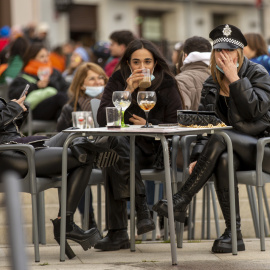 Varias personas se toman unas copas en un bar de Vitoria.