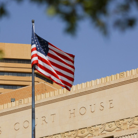 Una bandera estadounidense ondea delante del edificio del tribunal federal en El Paso (Texas). REUTERS/Jose Luis Gonzalez