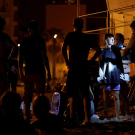 Miembros de los Mossos d´squadra patrullan la playa de la Barceloneta.
