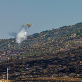 Un hidroavión participa en las tareas de extinción del incendio forestal en La Estrella (Toledo) este miércoles.