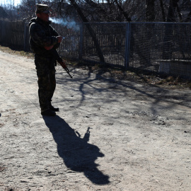 Un miembro de la unidad de defensa territorial civil controla un puesto de control en una carretera a Zhytomyr, Ucrania, este martes 22 de marzo de 2022.