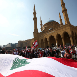 21/10/2018 - Manifestantes protestan contra el Gobierno en Beirut. / REUTERS - ALI HASHISHO