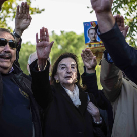 Un grupo de personas se concentran cerca de El Pardo-Mingorrubio a donde este jueves serán trasladados desde el Valle de los Caídos los restos del dictador Francisco Franco para su reinhumación. /Jairo Vargas