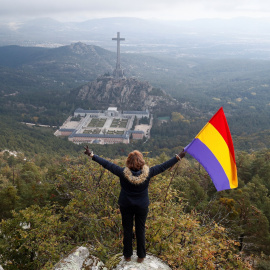 Una mujer sostiene una bandera republicana cerca del Valle de los Caídos, en Peguerinos, cerca de Madrid, España, 24 de octubre de 2019. REUTERS / Jon Nazca