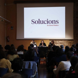 El portavoz en el Congreso de En Comú Podem, Jaume Asens (i), la alcaldesa de Barcelona, Ada Colau (c), y la líder en el Parlament, Jéssica Albiach (d), durante la reunión que los cargos electos de los comunes están celebrado este lunes para coordina