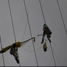 Colgando de un puente