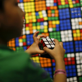 El cubo de Rubik cumple 45 años. / REUTERS