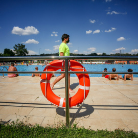 Un socorrista en la piscina del Parque Deportivo de Puerta de Hierro, Madrid.