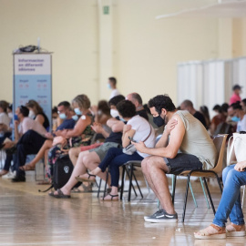 Una cola de personas en una sala del centro de vacunación masiva, instalado en la Fira de Cornellà (Barcelona).