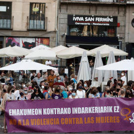 Una concentración en la capital navarra ha denunciado este viernes la agresión mortal sufrida el miércoles por una vecina de Murchante.