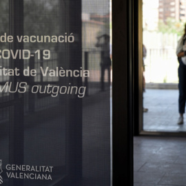 Una joven que asistirá al próximo Erasmus espera en la Facultad de Enfermería de la Universitat de València para ser vacunada. - EUROPA PRESS