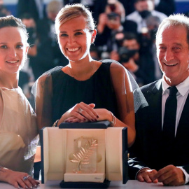 La directora Julia Ducournau, ganadora del premio Palme d'Or por la película 'Titane', posa con los miembros del reparto Vincent Lindon y Agathe Rousselle.