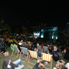 La gente se reúne en Brisbane después del anuncio de la votación por parte del Comité Olímpico Internacional (COI) sobre la candidatura de los XXX Juegos Olímpicos de Verano de 2032 de Brisbane.