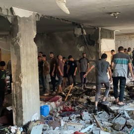 Palestinos inspeccionan los daños tras un ataque israelí que mató al menos a 100 personas en una escuela que albergaba desplazados en la ciudad de Gaza.