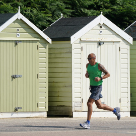 Persona corriendo en la playa. Foto de archivo.