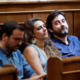 El líder de IU, Alberto Garzón y los diputados de Unidas Podemos Noelia Vera y Rafa Mayoral, durante la intervención del presidente del Gobierno en funciones y candidato del PSOE, Pedro Sánchez. EFE