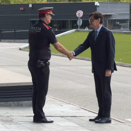 El president de la Generalitat, Salvador Illa, saluda el comissari en cap dels Mossos, Eduard Sallent, en la primera visita institucional al Complex Central del cos
