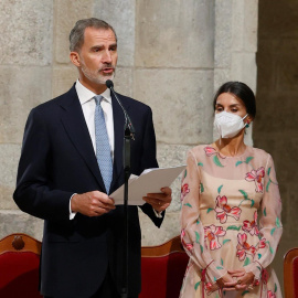 El rey Felipe VI pronuncia unas palabras en presencia de la reina Letizia mientras presiden la ofrenda al Apóstol Santiago, una ceremonia instaurada en 1643, este domingo, en la Catedral de Santiago de Compostela.
