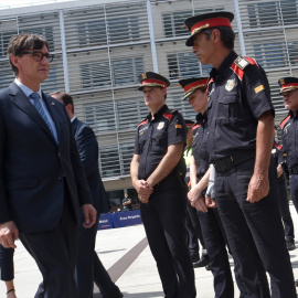 La portavoz del PSC, Núria Parlón (1i), y el presidente de la Generalitat, Salvador Illa (2i), a su llegada al Complex Central de Mossos d'Esquadra, en Barcelona.