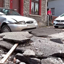 Los vecinos de Dinant (sur de Bélgica) estuvieron este domingo limpiando los destrozos que han dejado en coches, en garages y en la calzada las tormentas que este sábado volvieron a caer en diversas regiones de Bélgica, causando algunas inundaciones.