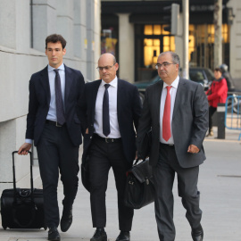 El expresidente del banco Popular, Ángel Ron, a la derecha, llegando a los juzgados este miércoles. / Europa Press