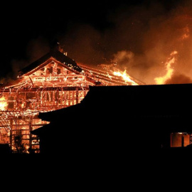 Vista del edificio principal del Castillo Shuri en llamas este jueves, en Naha, prefectura de Okinawa (Japón). EFE/Hitoshi Maeshiro