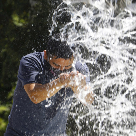 Un hombre se refresca en una fuente del centro de Córdoba, hoy cuando la Aemet ha emitido avisos ante la previsión de un aumento significativo de las temperaturas en algunos puntos de Andalucía.