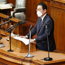 1/4/22-El primer ministro japonés, Fumio Kishida, habla en la sesión plenaria de la Cámara Baja en la Dieta Nacional, a 17 de marzo de 2022.