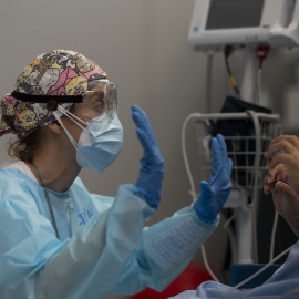 Un fisioterapeuta trabaja con un paciente de covid en el Hospital Isabel Zendal de Madrid, el 19 de abril de 2021.