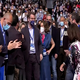 Así ha sido la llegada de Feijoó al Congreso Nacional del PP,  junto a Gamarra y Bendodo