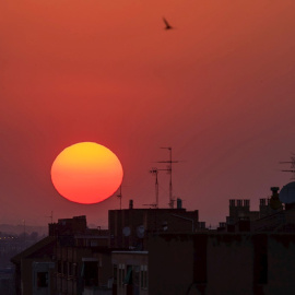Vista del atardecer en Zaragoza, este lunes, marcado por las altas temperaturas.